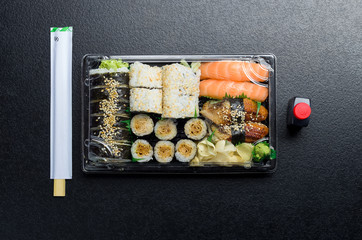 Sushi na wynos © Filip Olejowski