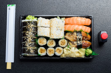 Sushi na wynos © Filip Olejowski
