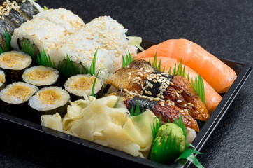 Sushi na wynos © Filip Olejowski