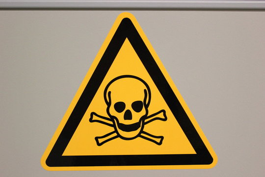 Warnschild mit Totenkopf: Gift, Lebensgefahr, Tödlich, Eintritt verboten