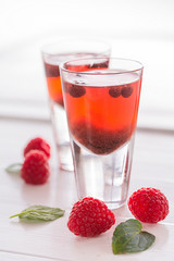 Himbeer-Aperitif in Gläsern