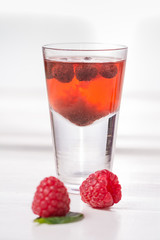 Himbeer-Aperitif in Gläsern