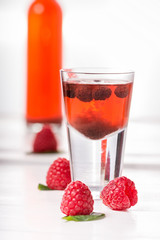Himbeer-Aperitif in Gläsern