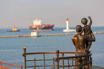 Statue of mother and son greeting the sailor on the pier. Odessa, Ukraine - obrazy, fototapety, plakaty