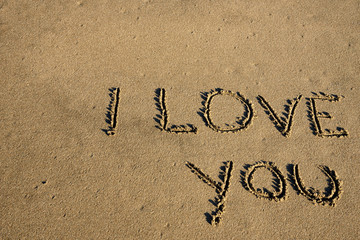 messaggio d'amore scritto sulla sabbia