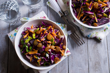 Vegetable salad with raisins