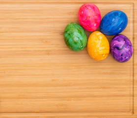 Obraz na płótnie Canvas Easter eggs on the wooden table