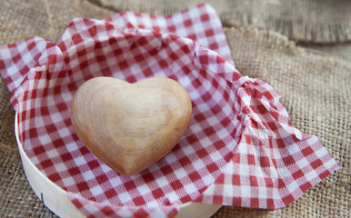 cœur en bois dans une boite