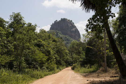 Carretera hacia Pidurangala Rock Temple. Sigiriya, Sri Lanka