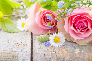 Rosen, Gänseblümchen und Vergissmeinnicht