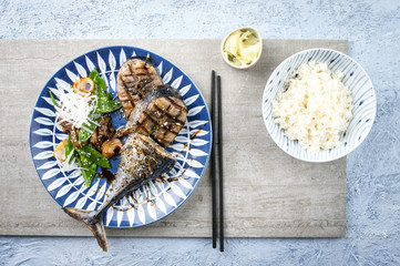 Gegrillter Bonito mit Gemüse und Reis