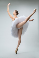 Ballerina in the studio - obrazy, fototapety, plakaty