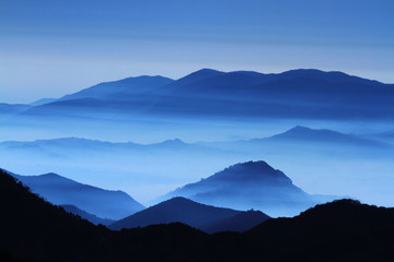 Fototapeta na wymiar Mist between the mountain peaks