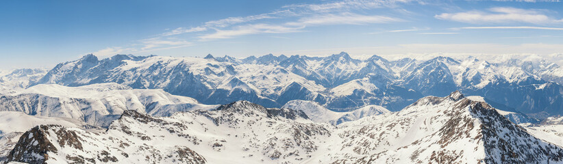 Fototapeta na wymiar Panoramic view of the mountains / A panoramic view on Alps winter mountains, Les 2 Alpes, France