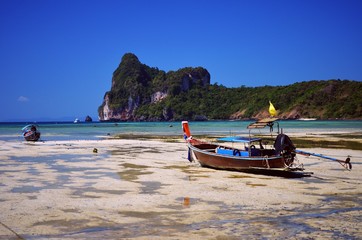 kleiner asiatischer Hafen bei Ebbe