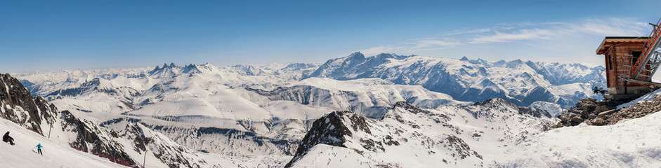 Fototapeta na wymiar Panoramic view of the mountains / A panoramic view on Alps winter mountains, Les 2 Alpes, France