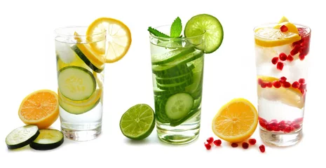 Türaufkleber Drei Arten von Detox-Wasser mit Früchten in Gläsern auf weißem Hintergrund © Jenifoto