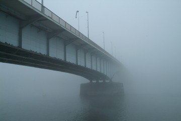 Puente con niebla