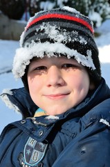 Kind hat Spaß im Schnee