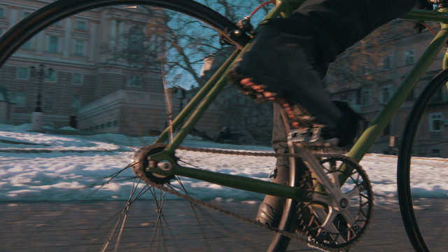 Guy riding fixed gear bike in city centre, 4k
