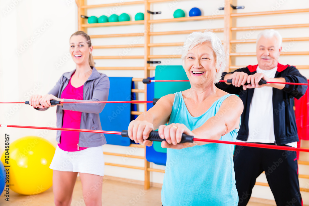 Wall mural gruppe beim fitness mit gymnastik stab