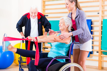 Senioren in Bewegungs Rehabilitation