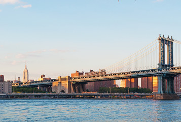 Fototapeta premium Il ponte di Manhattan, New York, skyline, grattacieli 