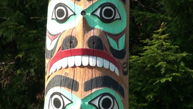 Totem pole in full-length in Totem Bight State Park