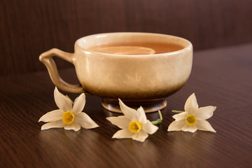 Чашка утреннего чая с лимоном