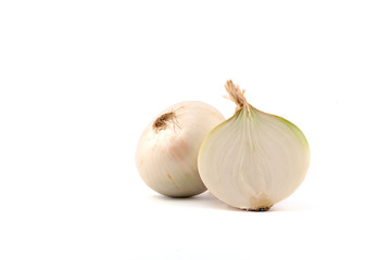Fototapeta premium Репчатый лук изолированный на белом фоне