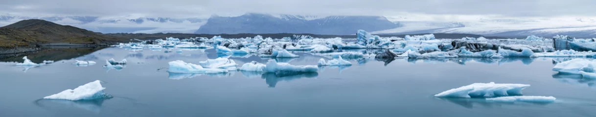 Papier Peint photo Glaciers icebergs flottés dans la lagune de glace en Islande