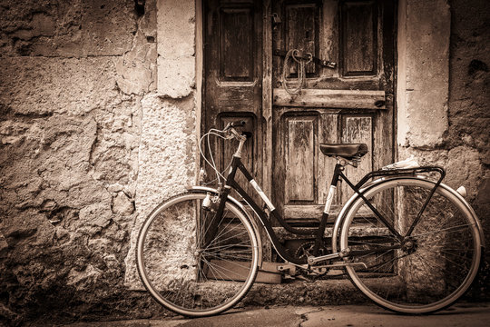 Fototapeta antique bicycle and an ancient wooden door