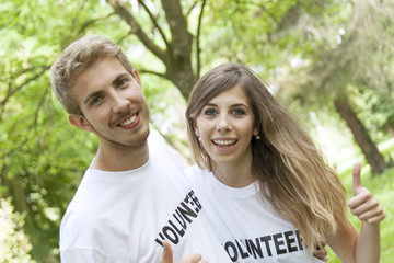 Obraz premium couple of teenagers volunteering