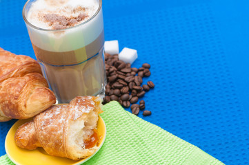 Kleine Zwischenmahlzeit für Genießer, köstlicher Cappuccino und backfrisches Croissant, Frühstücksangebot, Café, Picknick
