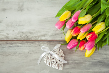 sfondo di legno con tulipani e cuore