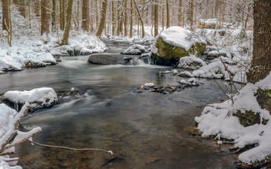 Erzgebirgsbach im Winter mit Schnee