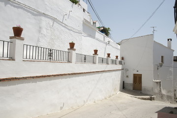 Fototapeta premium Paseo por las calles del municipio de Alozaina en la provincia de Málaga, Andalucía
