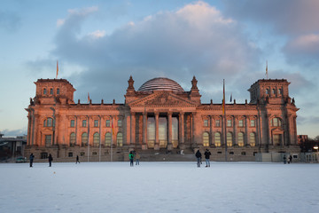 Obraz premium Facade view of the Reichstag (Bundestag) building in Berlin