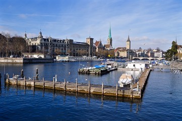 Fototapeta na wymiar Stadt Zürich, Ausblick von der Quaibrücke auf den Fluss Limmat, Fraumünster und St. Peterskirche,
