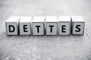 Obraz premium concept mot formé avec des lettres en bois - Dettes