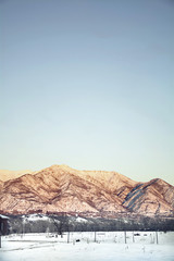 Obraz premium snow capped mountains with sun setting lighting them in ogden utah