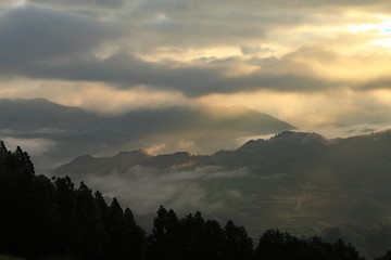 朝日を受けた雲海の風景