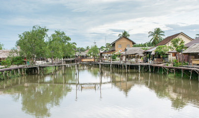 Fototapeta na wymiar Klong Dan Floating Market Songkhla