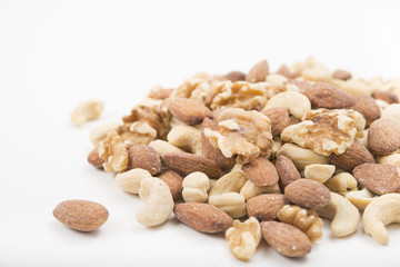 テーブルに広がるミックスナッツ