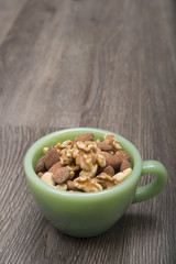 マグカップに入ったミックスナッツ