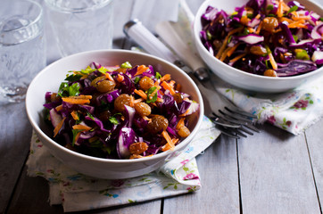 Vegetable salad with raisins