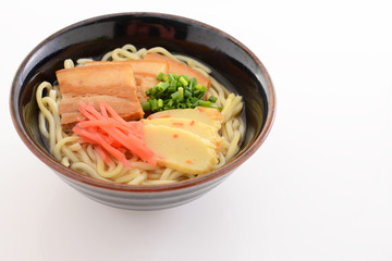 沖縄伝統料理の三枚肉そば