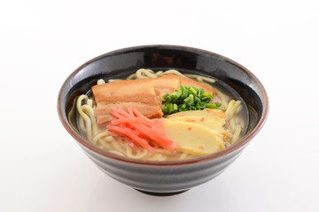 沖縄伝統料理の三枚肉そば