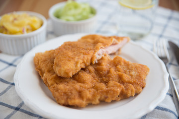 Wiener Schnitzel mit Salat