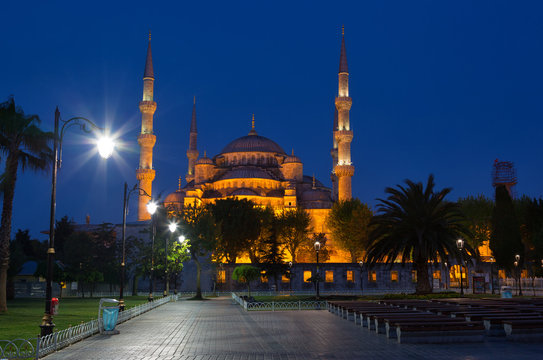 Blue mosque (Sultan Ahmed Mosque) in Istanbul at night, Turkey